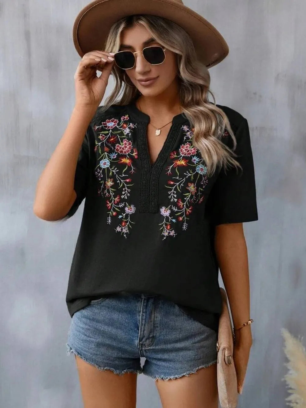 Embroidered Notched Short Sleeve T-Shirt 