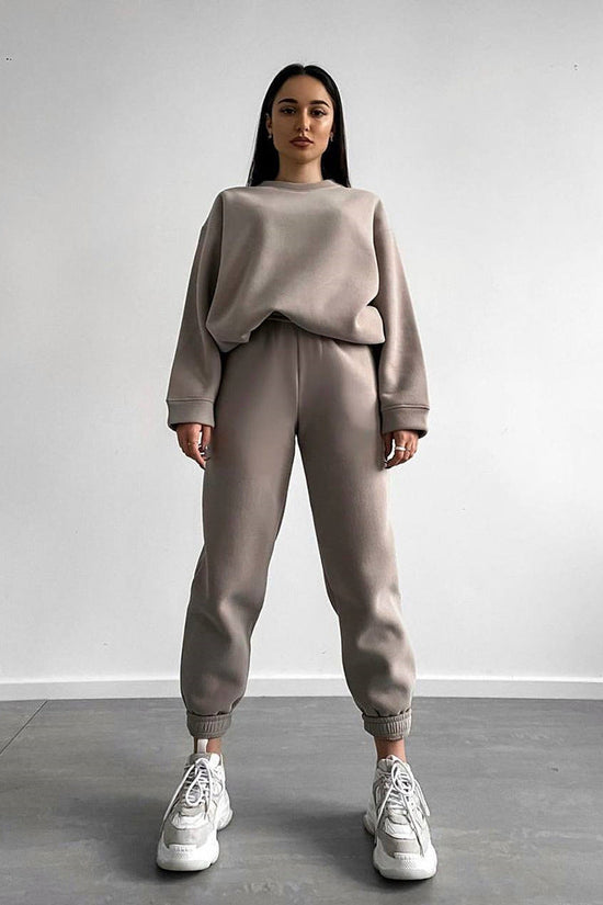 Fashionable Loose-fit Crewneck Sweatshirt With Long Sleeves And Casual Athletic Pants 