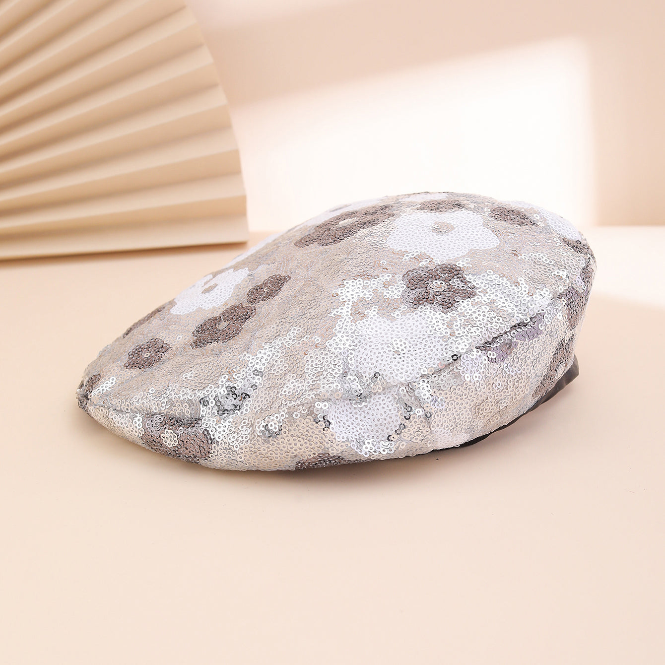 European And American Trendy Fashion Small Sequin Flower Beret, A Versatile Style That Suits All Occasions. A Painter's Hat, Perfect For Outdoor Photography. 