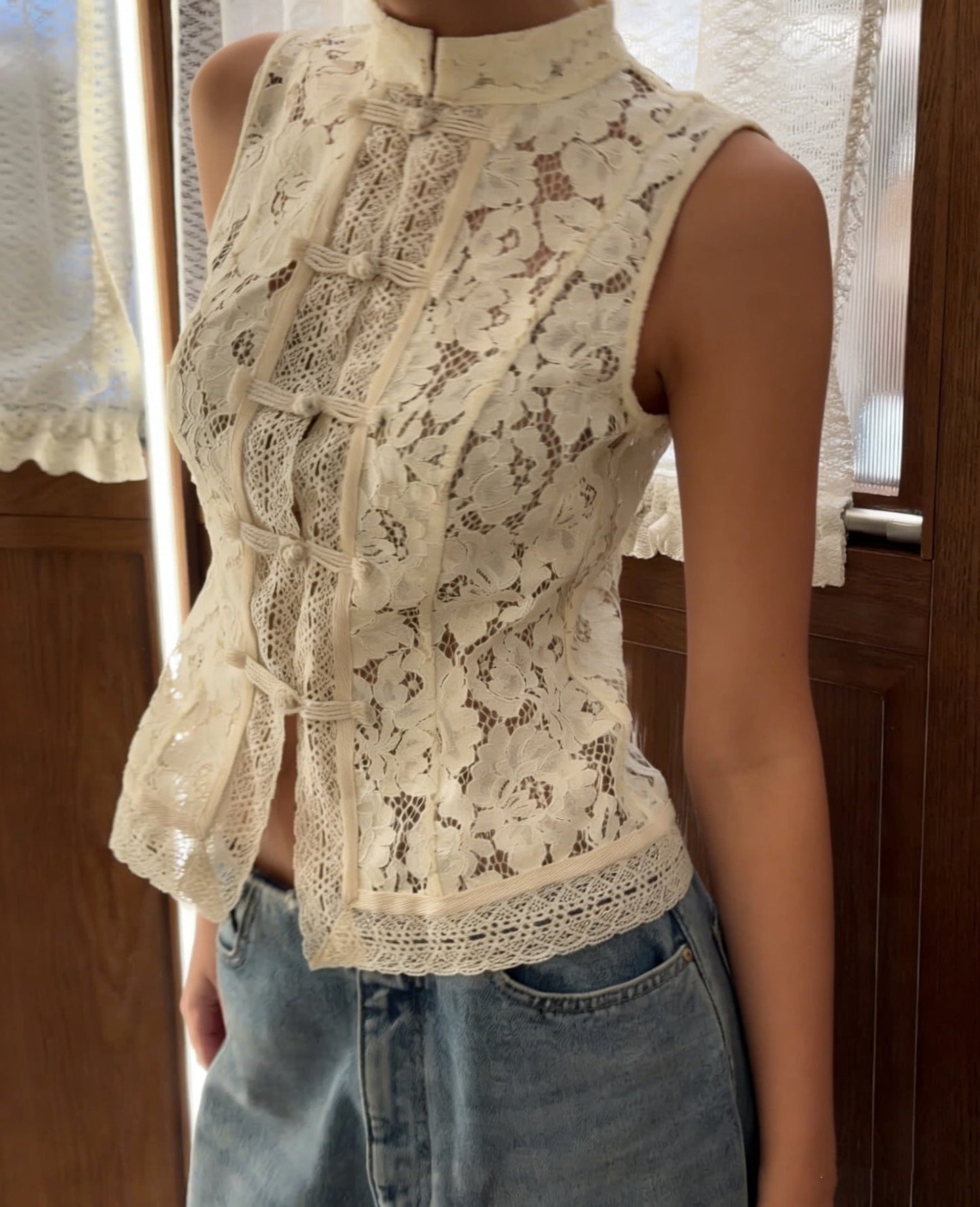 Fashionable Lace Crochet Stand Collar Slim-fit Sleeveless Shirt 